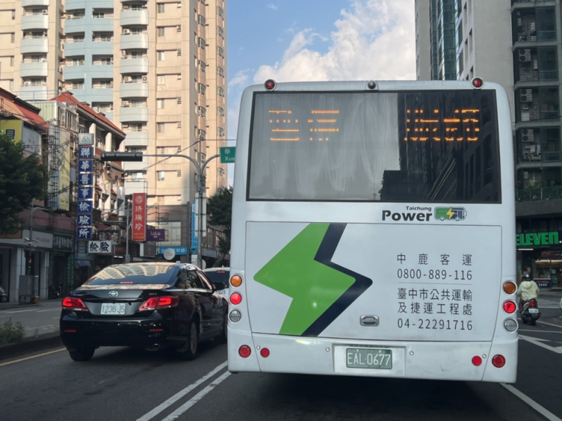 被大車阻擋不知前方號誌  民眾左轉收冤枉罰單  台中市議員陳俞融建議中市府設預告號誌