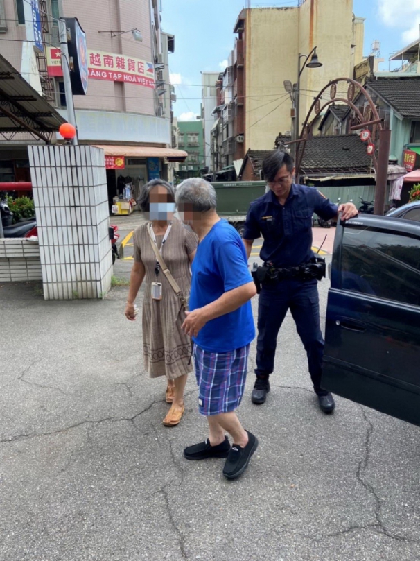 老婦人慌張求助  霧警迅出尋獲失智翁