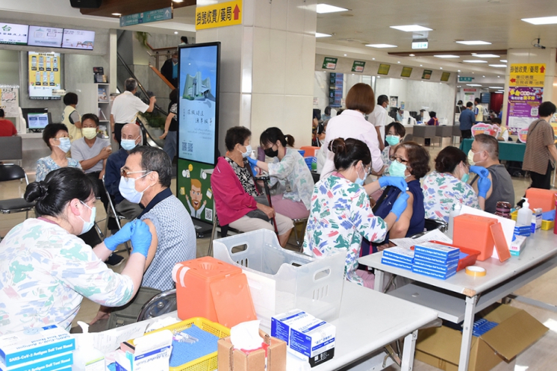 「流感、肺炎鏈球菌和新冠肺炎疫苗同時施打。（照片彰基提供）