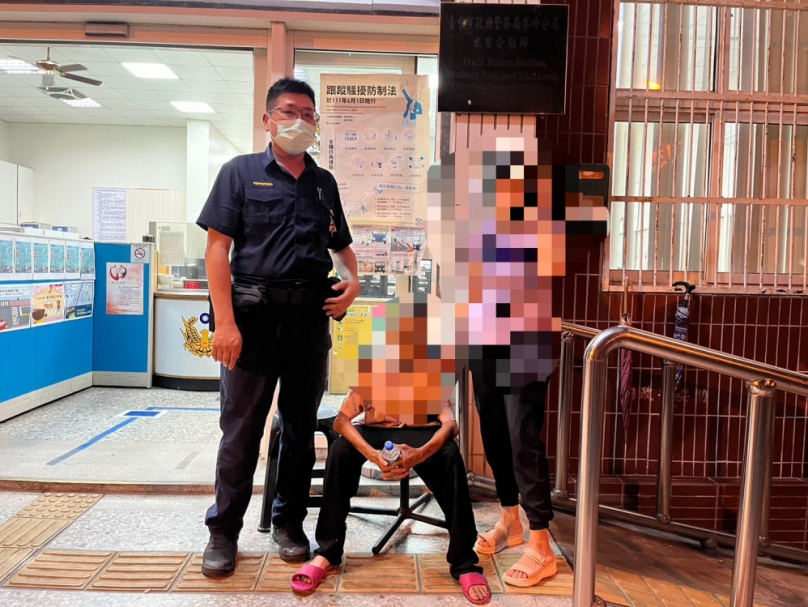 夜間遇迷失老婦  加油站員覺有異  警民合作助返家