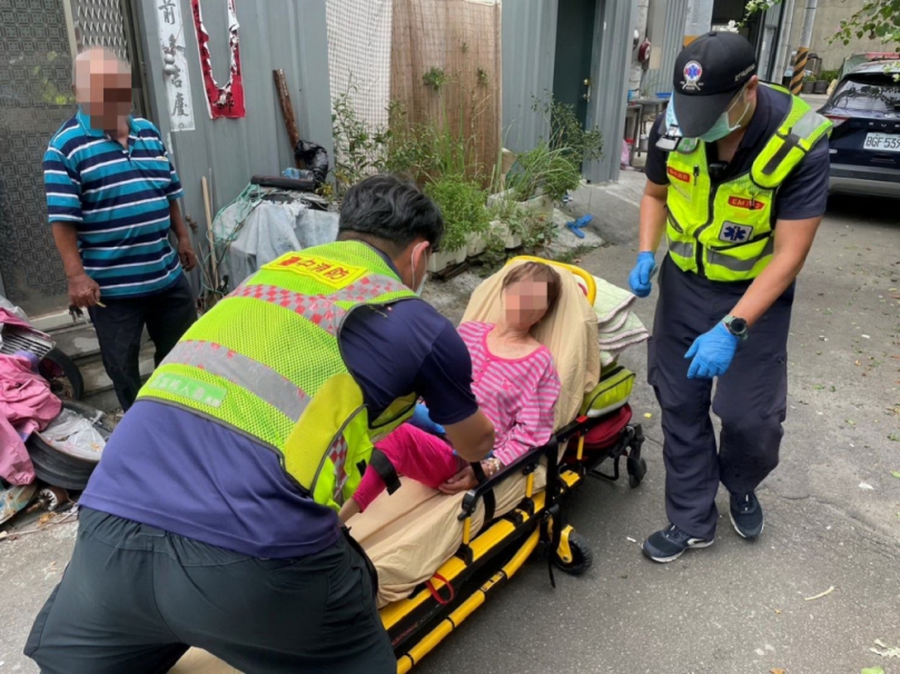 霧警暖心關懷  及時救助不適老婦人