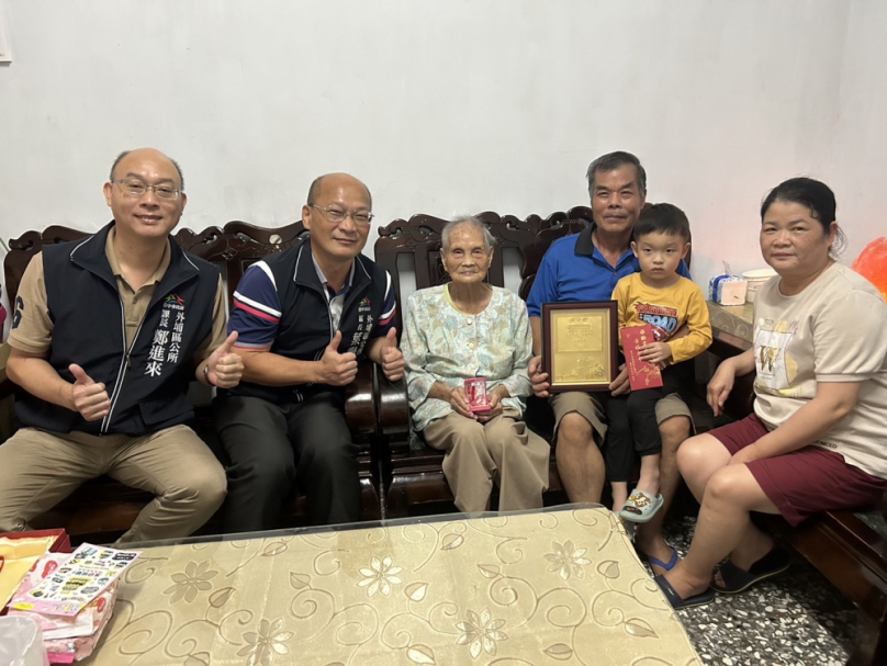 小犬颱風來襲中  台中市外埔區長葉聯慶仍訪視一百零二歲人瑞劉賴雪卿