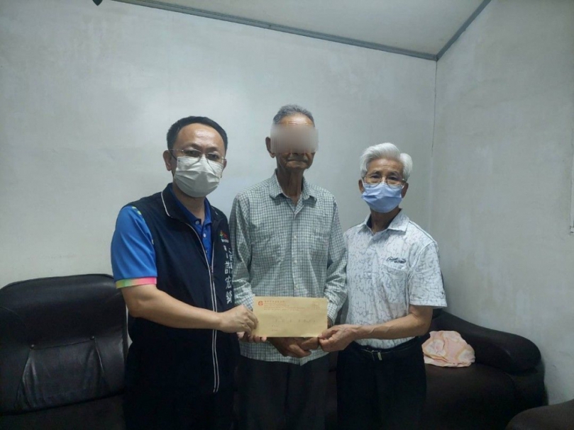 8旬老婦遭強風吹倒玻璃鋁門割傷不治  大安區長代表市長慰問家屬