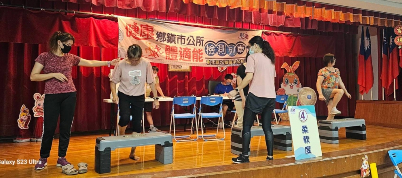 「體適能檢測」列車駛抵永靖鄉公所，鄉民踴躍體驗。（照片公所提供）