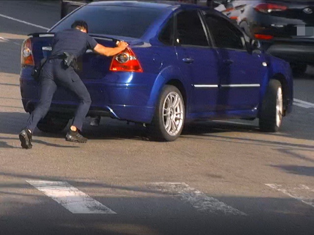 我的車卡路中！「健身」警「2分鐘」協助推車解圍