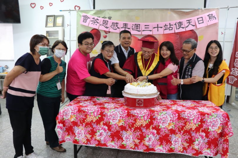 烏日區長林崇懿代表媽媽市長致贈百歲人瑞重陽敬老禮金