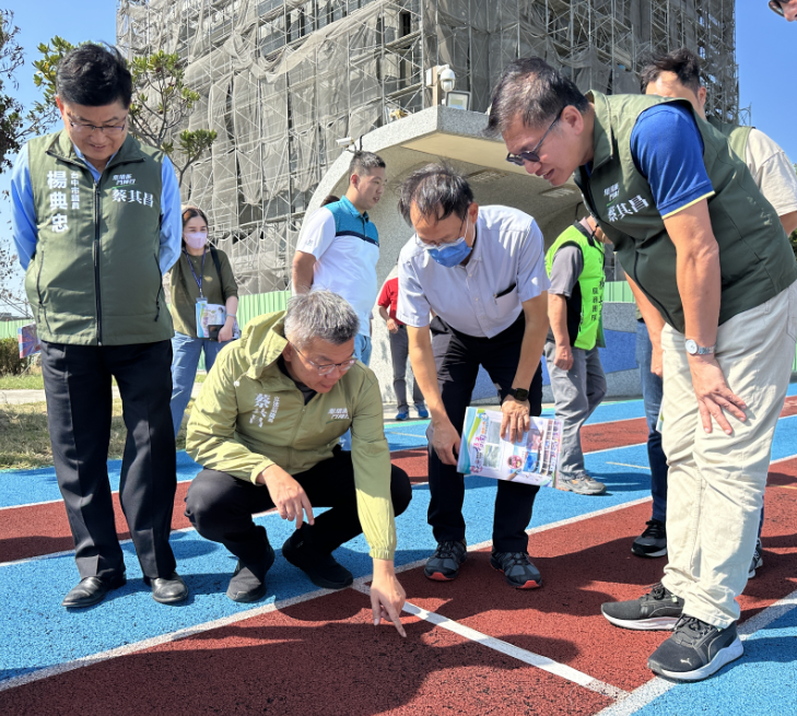 翻新梧南國小運動操場及球場設施  蔡其昌會勘爭取800萬經費改善