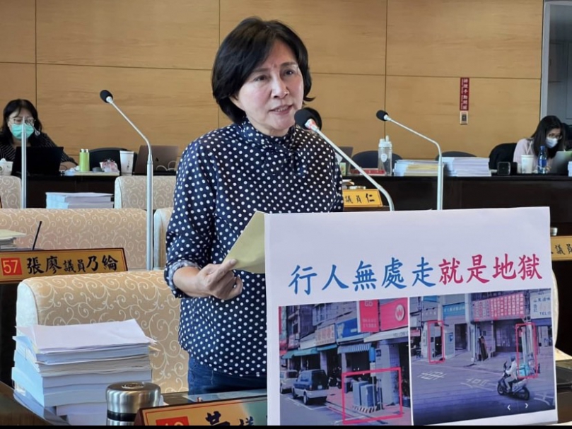 還給行人友善空間  市議員黃馨慧建議市府解決「人行地獄」問題時  相關人行道淨寬、公車站點、汽機車停車空間等也應該一併檢討