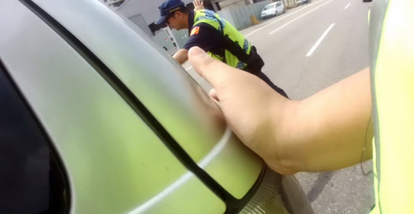 82高齡翁還能開車訪友卻遇刁車  警「一個move」神救援解圍