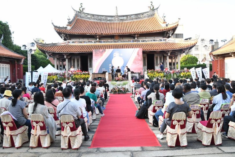 第24屆「磺溪美展」，王縣長頒獎。（照片縣府提供）