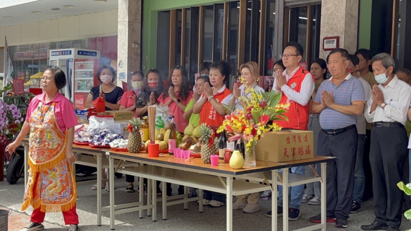 莊競程率領服務團隊在競選總部進行祭拜儀式  祈求選事務工作順利、人員一切平安