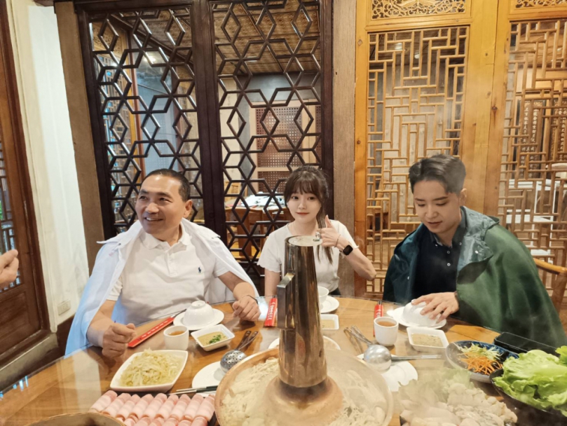 挺進年輕世界！羅廷瑋攜手侯友宜大啖美食、電競拍短影片