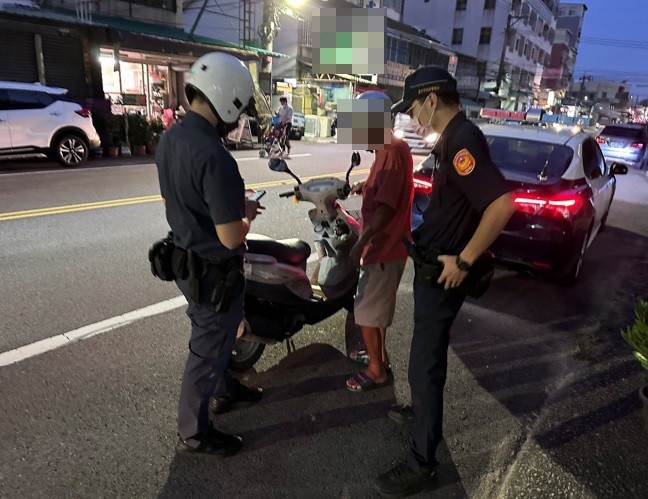 男子迷路騎車占路中釀成塞車  太平警巡邏發現助返家