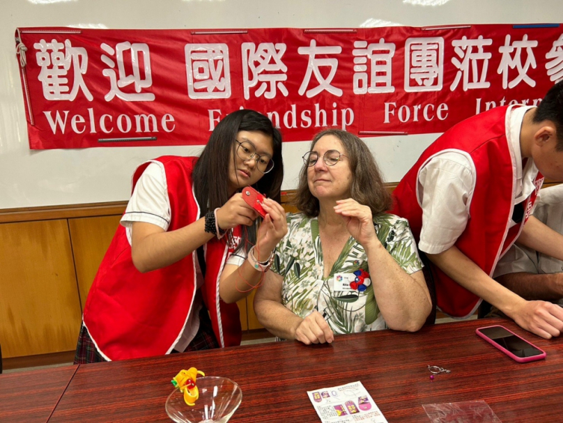 美國國際友誼團訪台中市大甲致用高中  肯定致用學生英文專業導覽能力及進退得體的接待禮儀