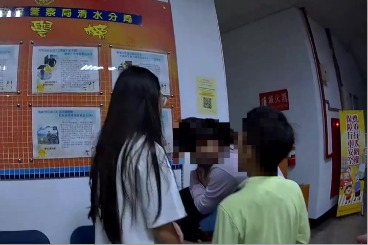 男子外出迷失不知所措  幸遇巡警協助平安返家