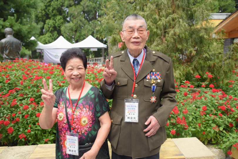 金鑽婚表揚1055對    89歲柯金火著軍裝亮相