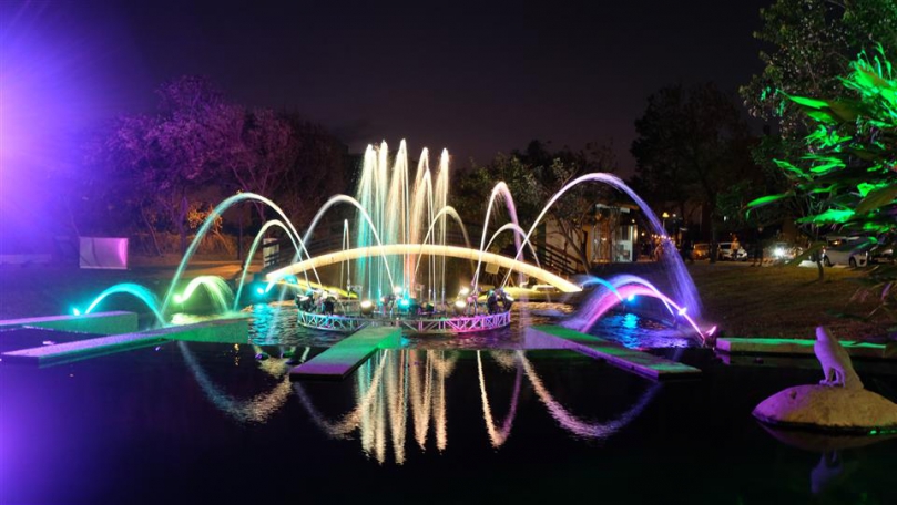 縣府在鹿港溪設置「水舞展演」。（照片縣府提供）