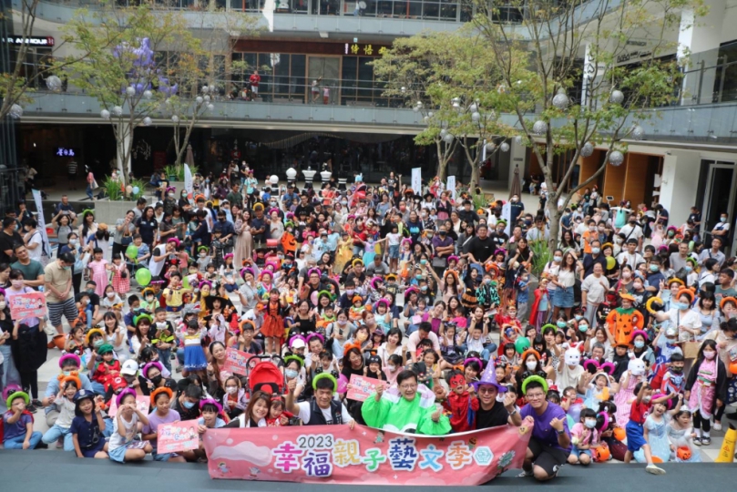 萬聖節來了！張廖萬堅扮裝大眼怪同樂  怕孩子搗蛋快快給糖