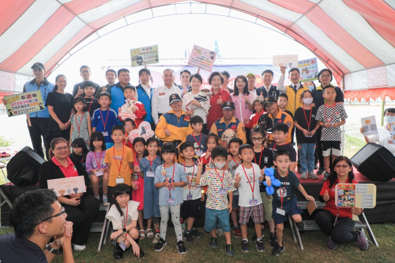 台中搜救犬英雄畢業了！領犬員哽咽不捨   市長盧秀燕鞠躬感謝「養父母」延續愛