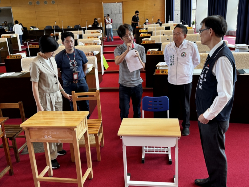 校園更換課桌椅30年來樣式都沒有改變  市議員江肇國等人批校園新汰換的課桌椅仍是過去「阿公級課桌椅」