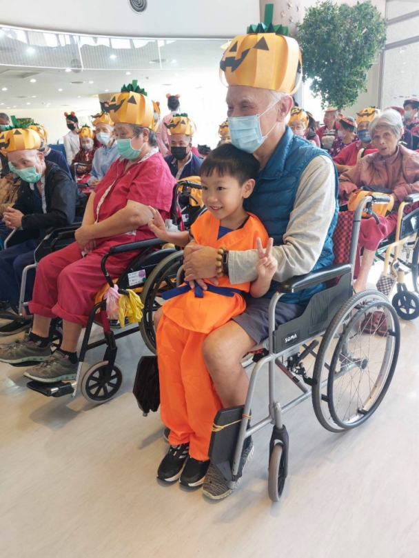 慶祝萬聖節  大甲文藻美語文采幼兒園小朋友逗樂仁馨樂活園區長輩