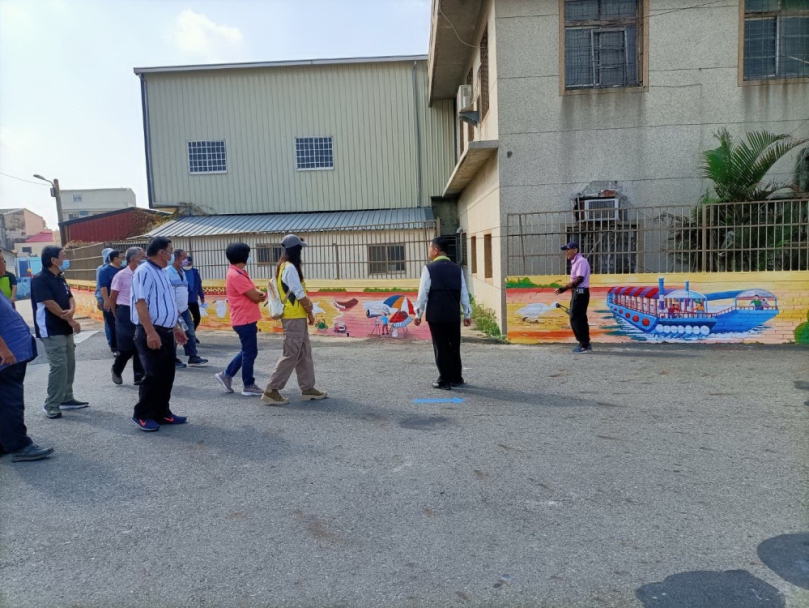 七股區長李佳隆率社區理事長參訪七股龍山社區藝術巷彩繪牆