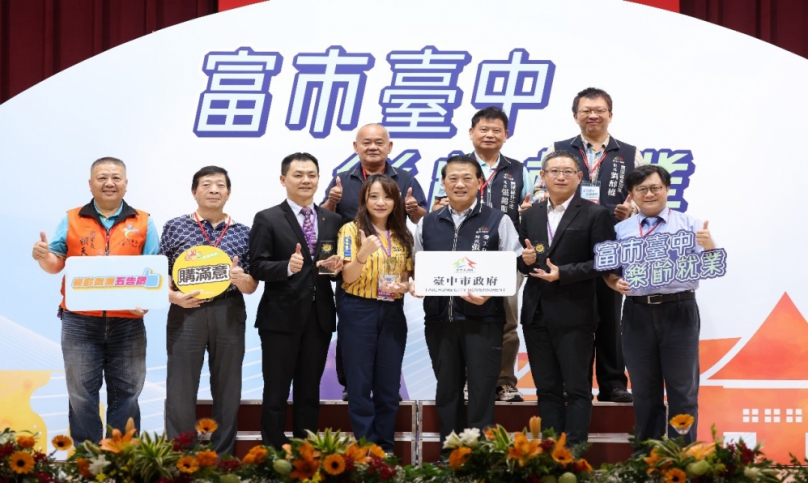 中市府表揚友善中高齡績優企業  豐原陽明大樓設置優良事蹟展示區