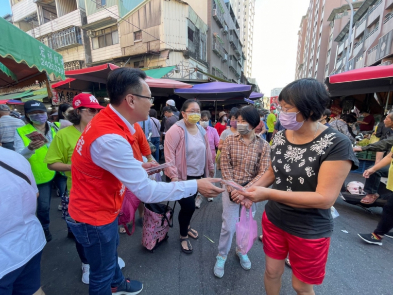 莊競程前往北屯區水湳民有傳統零售市場拜票、爭取鄉親支持