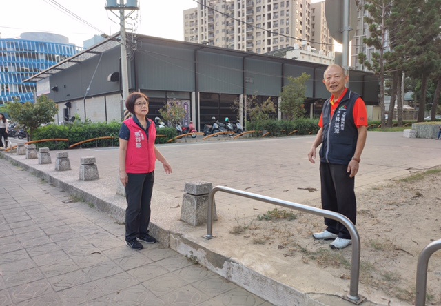 內新人行廣場設障礙阻機車  輪椅族一起擋待改善