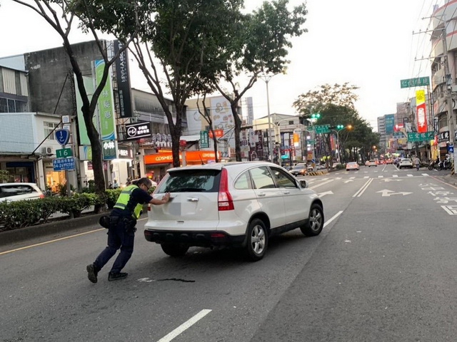 喜酒結束返家拋錨卡路中  「三寶爸」警員常抱小孩力氣大20秒推路旁
