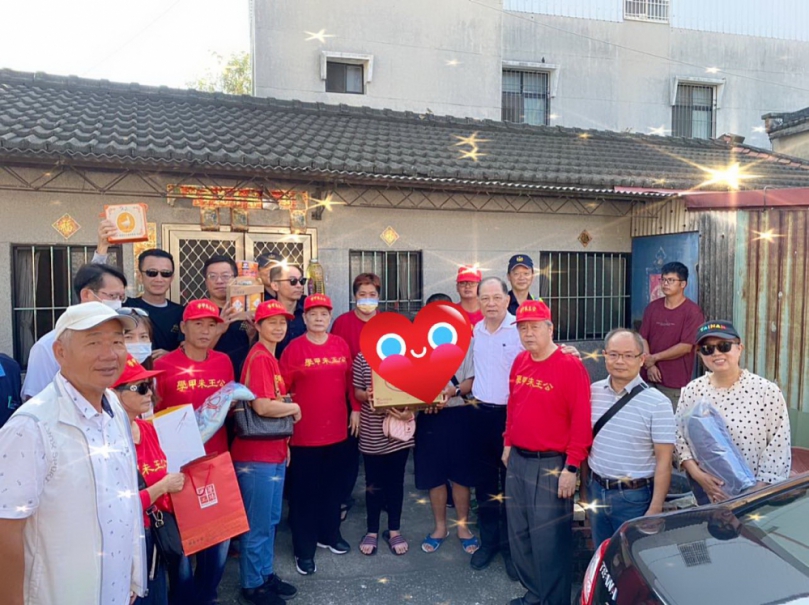 學甲警分局偕「朱王公愛相隨行善團」慰問頂洲國小學生的家