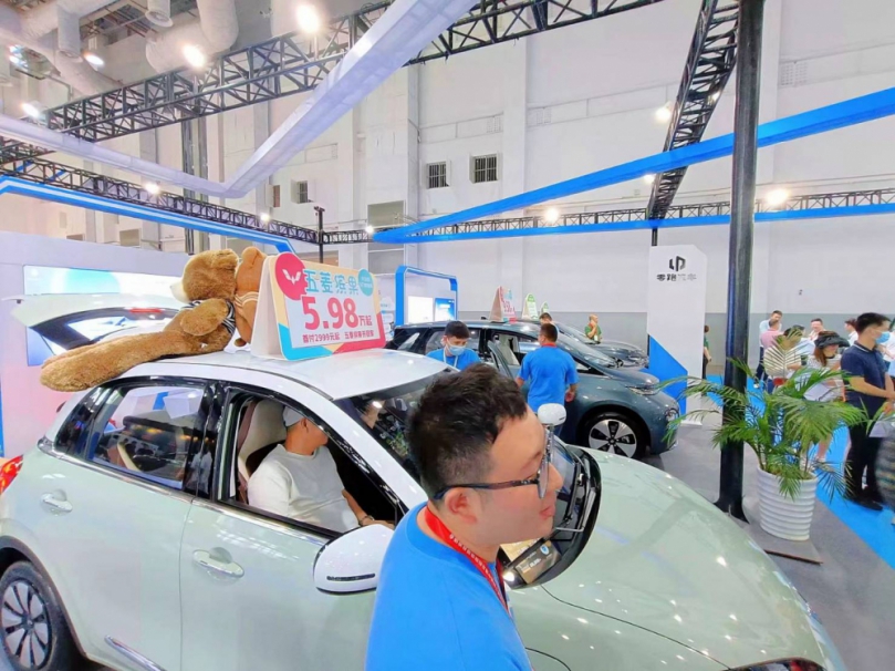 大陸電動車便宜又折價  購車民眾大排長龍