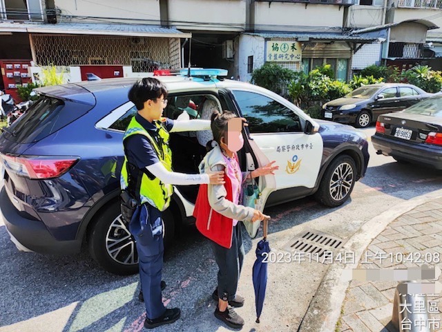 身障老婦人路口迷航  熱心霧警護送返家