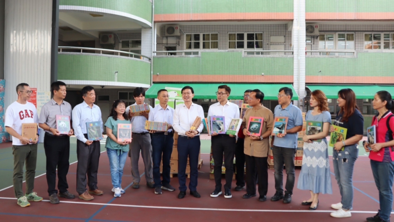 書香飄山城  12所國小獲贈168箱圖書  立委江啟臣化身長腿叔叔代表贈書給孩子