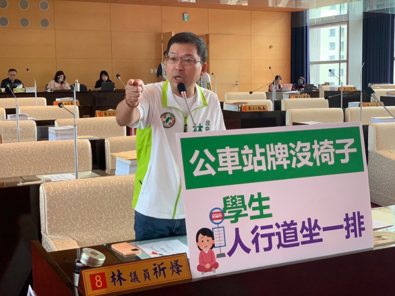 公車站牌沒椅子  學生人行道坐一排等公車