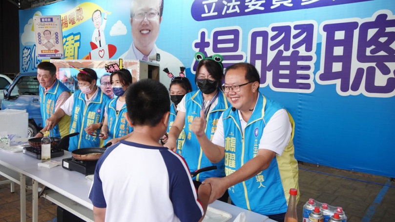 楊曜聰鼓勵學童認真學習　拿滿90分考卷領「蔥明餅」獎勵