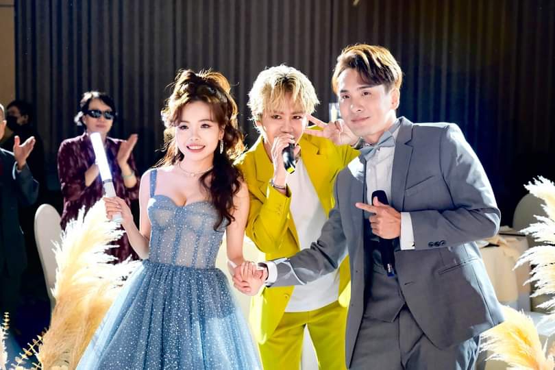 提前為婚禮見習！鼓鼓現身鐵粉婚禮 浪漫獻唱〈當我變成我們〉為躲新娘躲貓貓上廁所