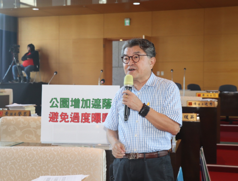 公園缺乏遮蔭  台中市中議員李中提供簡易遮蔭帳篷  延長市民遊憩時間  並能避免熱中暑等意外發生機率