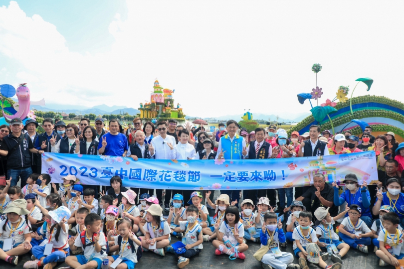 全台首座「漂浮花都」城堡！2023台中國際花毯節明登場  市長盧秀燕率先開箱
