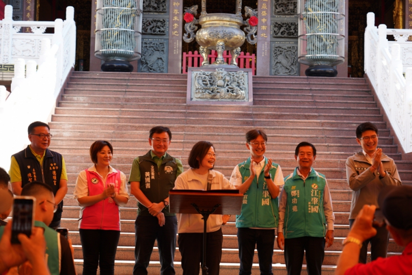 總統蔡英文至台中德順宮、大忠福德祠參拜  拉抬立委參選人江肇國
