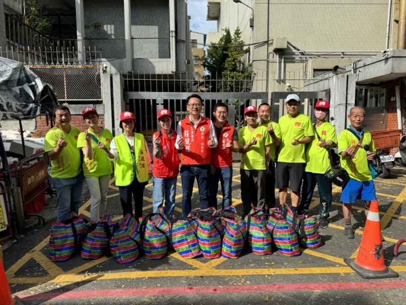 求連任的立委莊競程前往大坑風動石公園與北屯市場拜票  親自向鄉親說明他的專業與抱負