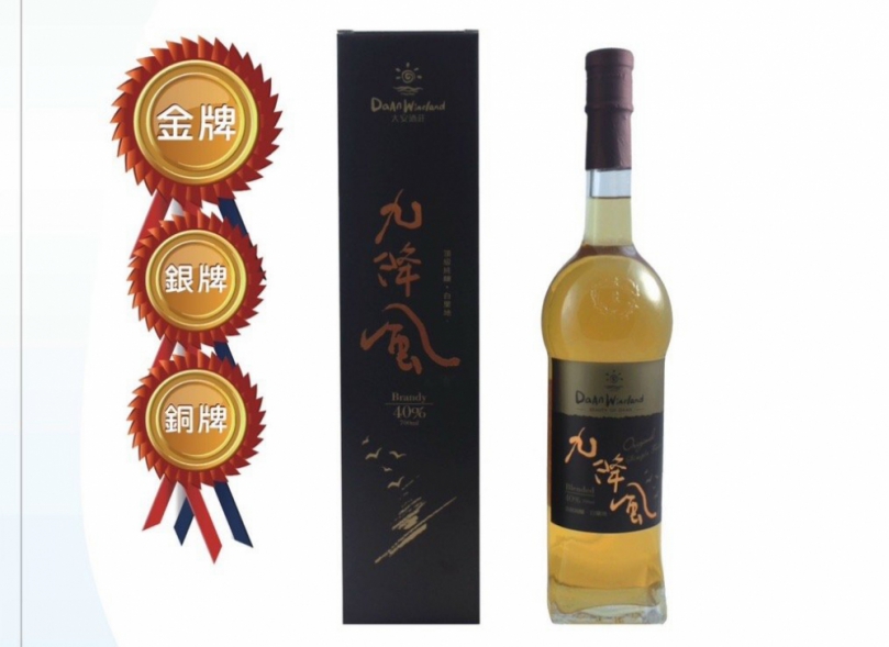 深秋寒露到來  來一杯大安農會榮獲金牌獎的「九降風白蘭地」搭配美食享用  迎接轉涼的季節