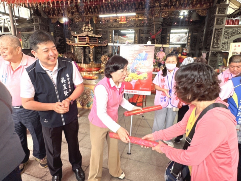 拚連任一刻不鬆懈  立委楊瓊瓔一早前往大雅永興宮參拜並發送每年印製水果月曆  接著帶領競選團隊市場掃街拜票