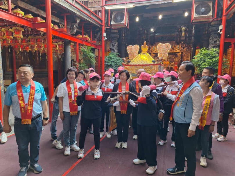 員林「福寧宮」天上聖母，由王縣長等人護駕，前往西螺老大媽「廣福宮」祈福會香。（照片縣府提供）