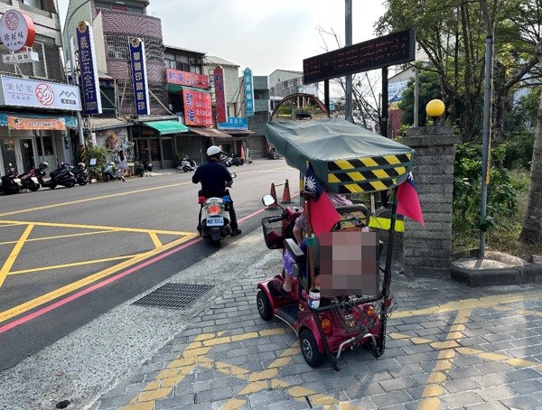 婦人心情不佳漫遊迷途求助派出所  太平警暖心助返家