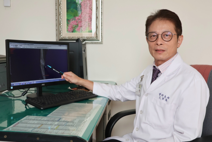 91歲的阿公膝蓋關節退化  進行人工關節置換手術後  可以跟太太一起下田、鋤草、養雞