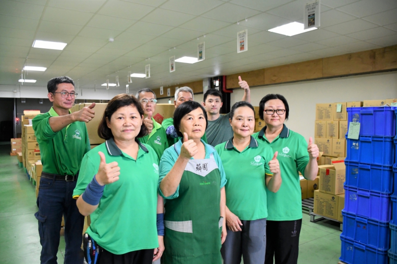 勞動部南分署攜手友善企業  運用勞動部職務再設計增添輔具  大幅減輕中高齡員工的體力助續留職場