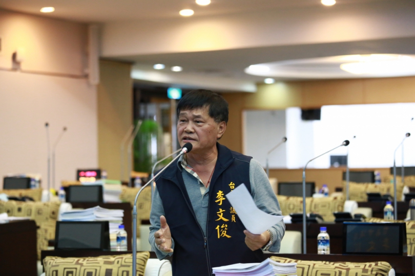 市議員邱昭勝質疑森霸電廠背後有門神