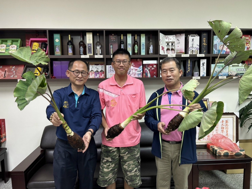 朝陽科大資訊科碩士卓永晉返鄉務農  採取智慧科技種植  四年努力獲得評鑑特等獎