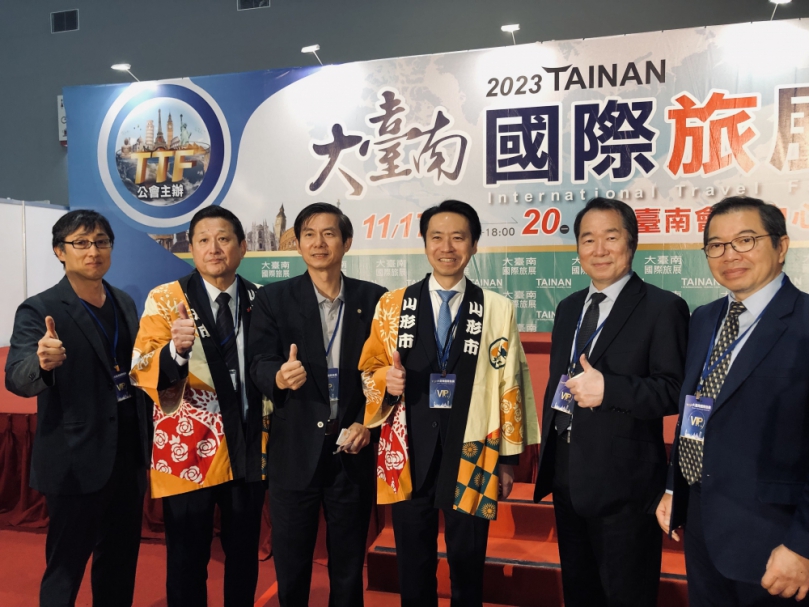 外交部雲嘉南辦事處大臺南國際旅展設攤位 何震寰局長與蕭勝中處長共襄盛舉  出國機票快閃抽獎民眾驚喜